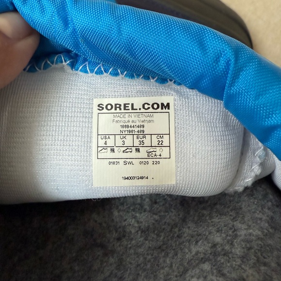 Kid’s SOREL snow boot with pull out lining! Like new condition, size youth 4. - Picture 7 of 7
